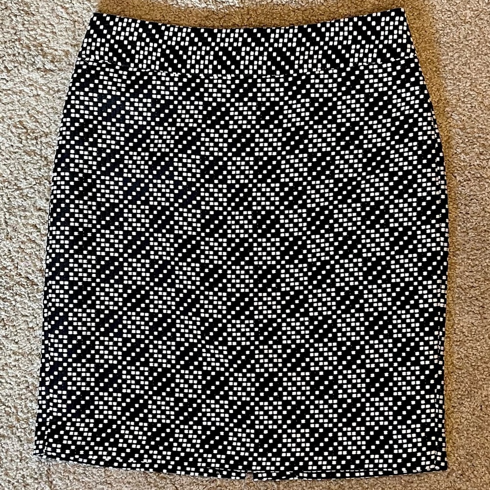 Ann Taylor Factory Black & White Dot Checkerboard Print Pencil Skirt. Size 2P.